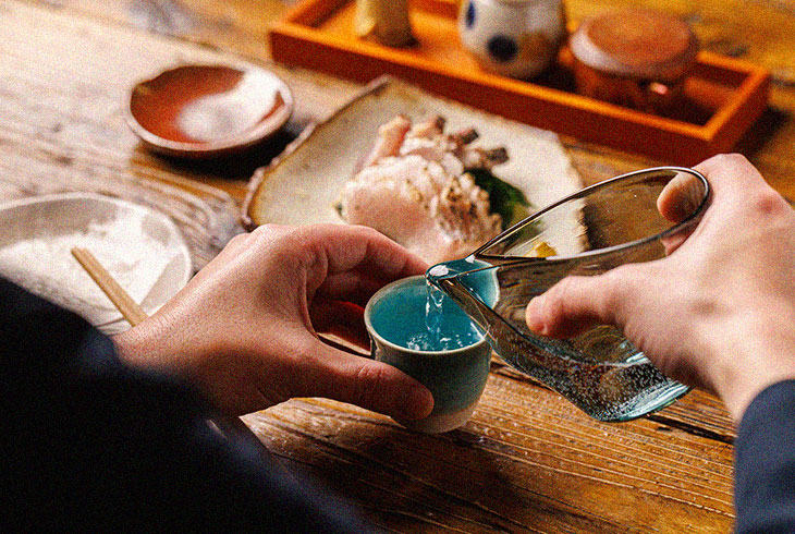 日本酒を注ぐ